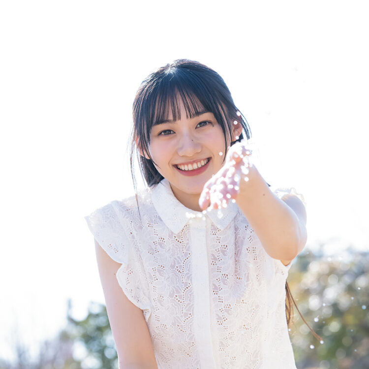 乃木坂46 川﨑桜、笑顔あふれるノースリーブで春ピクニック