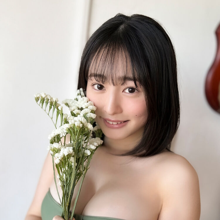 現役女子高生・白濱美兎には白い花がよく似合う