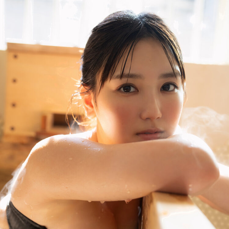 令和のグラビアクイーン・沢口愛華、色気あふれるグラビアを!