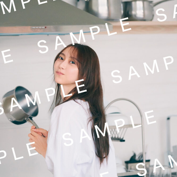 乃木坂46弓木奈於、Tシャツ&パンツ姿で素の表情を 1st写真集『天使だったのか』封入特典第2弾解禁