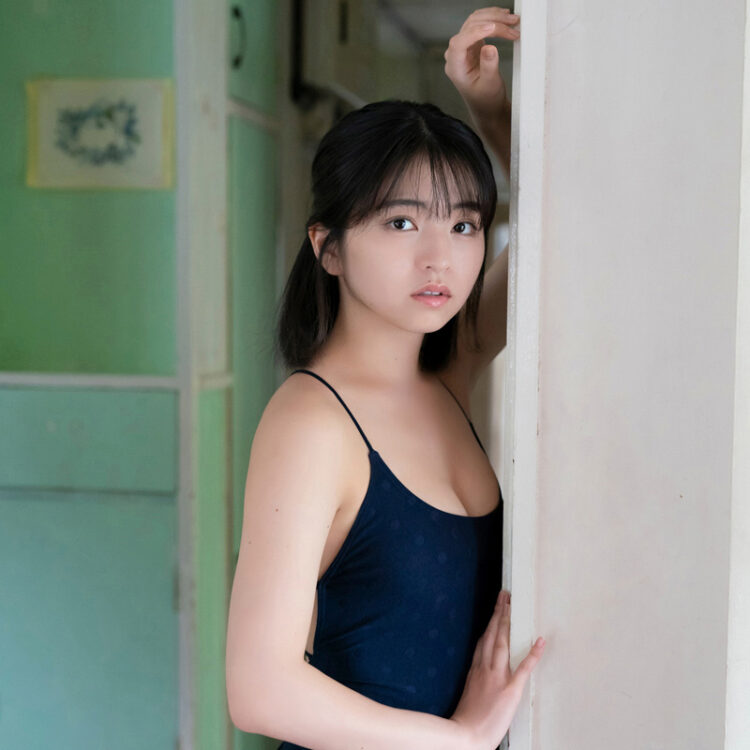 アプガ(2)佐々木ほのか、健康的ボディラインをあらわに紺ワンピ水着で夏の青春グラビア!