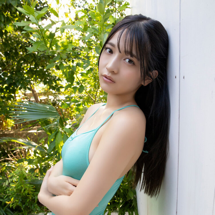 黒嵜菜々子、美しすぎるボディラインあらわなセクシーグラビアを！