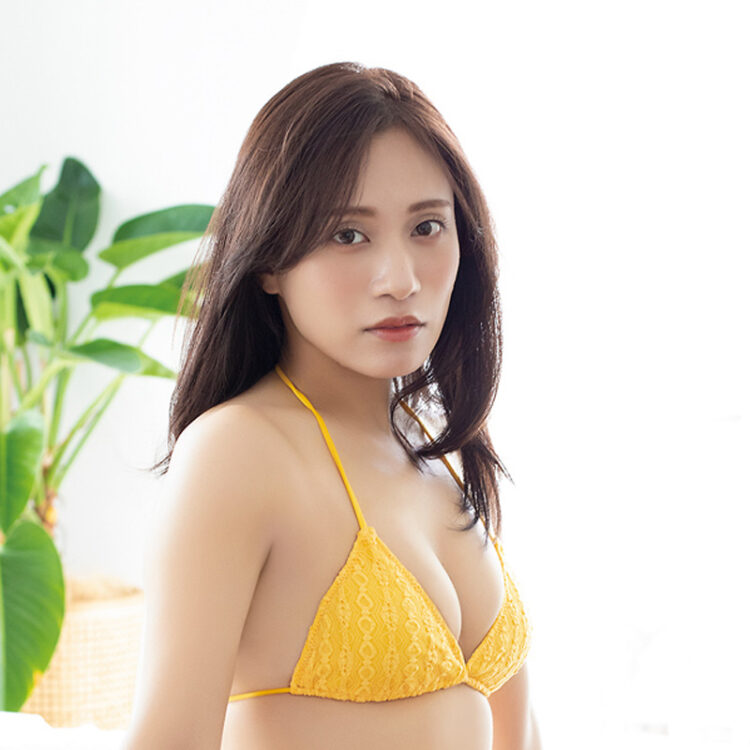 SKE48斉藤真木子、卒業直前7年ぶり大人のしっとり水着グラビアで登場!