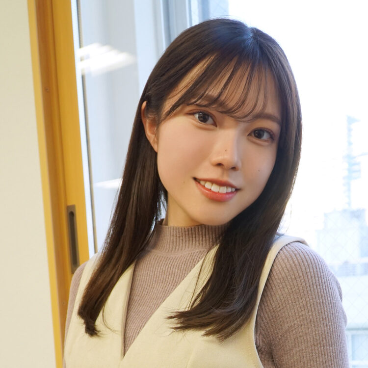 【椎名糸ちゃんが編集部にやってきた!】華道もフィギュアスケートもできちゃうクール系才女!