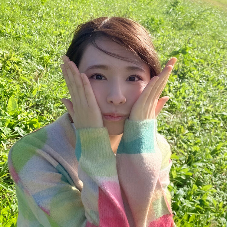 乃木坂46菅原咲月ちゃんと河川敷で散歩、そのままの姿の彼女に魅せられる!