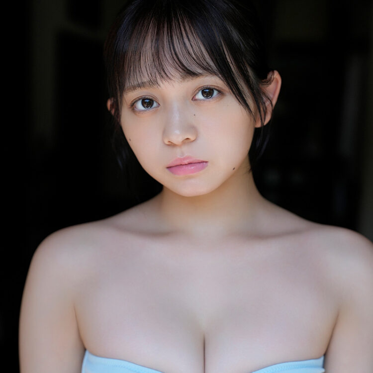 澄田綾乃等身大タペストリー再販決定！ リアルサイズのビキニ