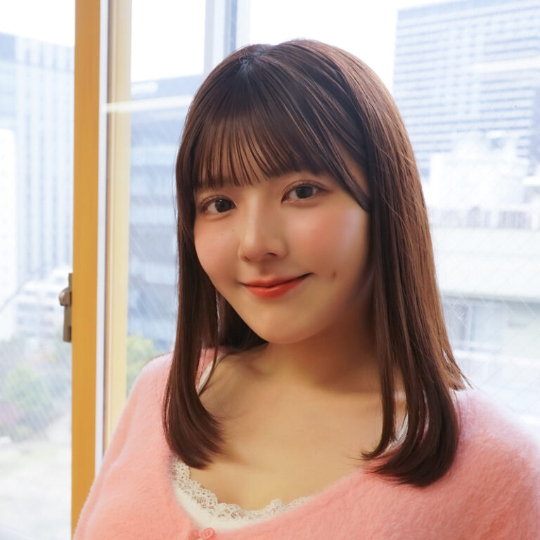 【美波那緒ちゃんが編集部にやってきた！】“片えくぼの天使”な彼女の意外な特技はDSのマリオカート！？