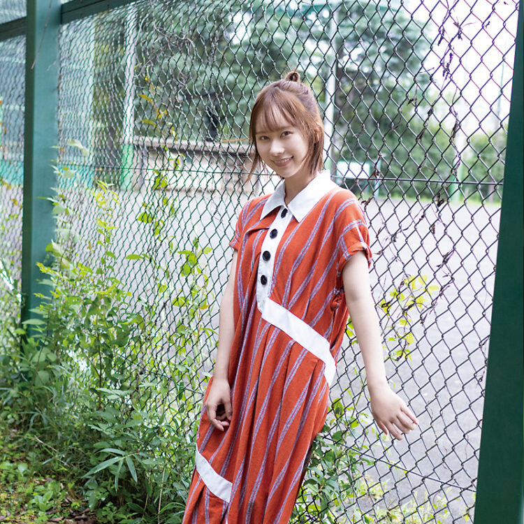 日向坂46石塚瑶季、距離感近めのソログラビア披露！ひなた坂46への思いも語る