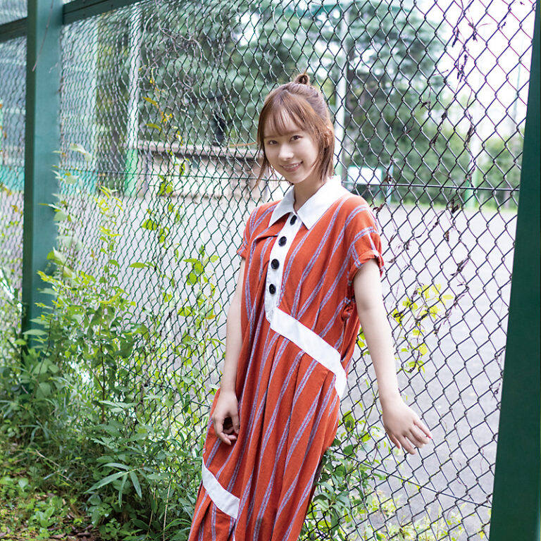 日向坂46石塚瑶季、距離感近めのソログラビア披露！ひなた坂46への思いも語る