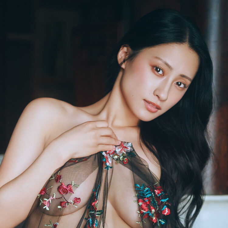 澄田綾乃、3rd写真集『花澄想』が発売！大胆さと美しさを追求した渾身の一冊