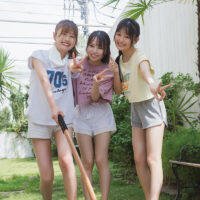 HKT48 Wセンター石橋颯＆竹本くるみと卒業直前松岡はな、最初で最後の3人爽やかグラビア