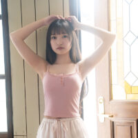 AKB48山﨑空、キュートなピンクキャミ姿と眩しい笑顔のアイドル王道グラビアでボム初ソロ登場！