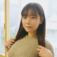 【佐野なぎさちゃんが編集部にやってきた！】立命館大学卒のIカップ才女！ ダンスに激辛と特技も気になる…！