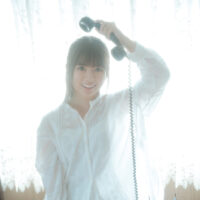 乃木坂46小川彩、無邪気な笑顔&自然体な仕草など等身大の魅力あふれるソログラビア