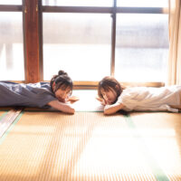 櫻坂46向井純葉＆村井優、満開の桜を背に笑顔あふれるペアグラビア披露！