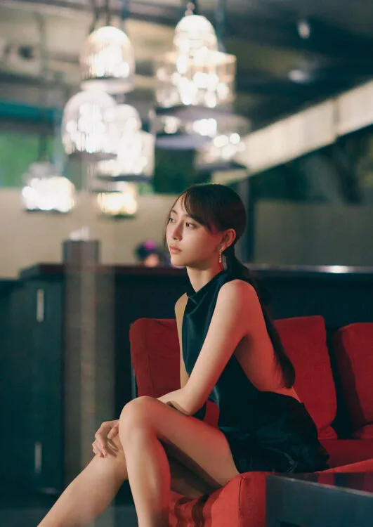 乃木坂46弓木奈於、1st写真集より裏表紙&秋元康氏の帯コメント解禁!