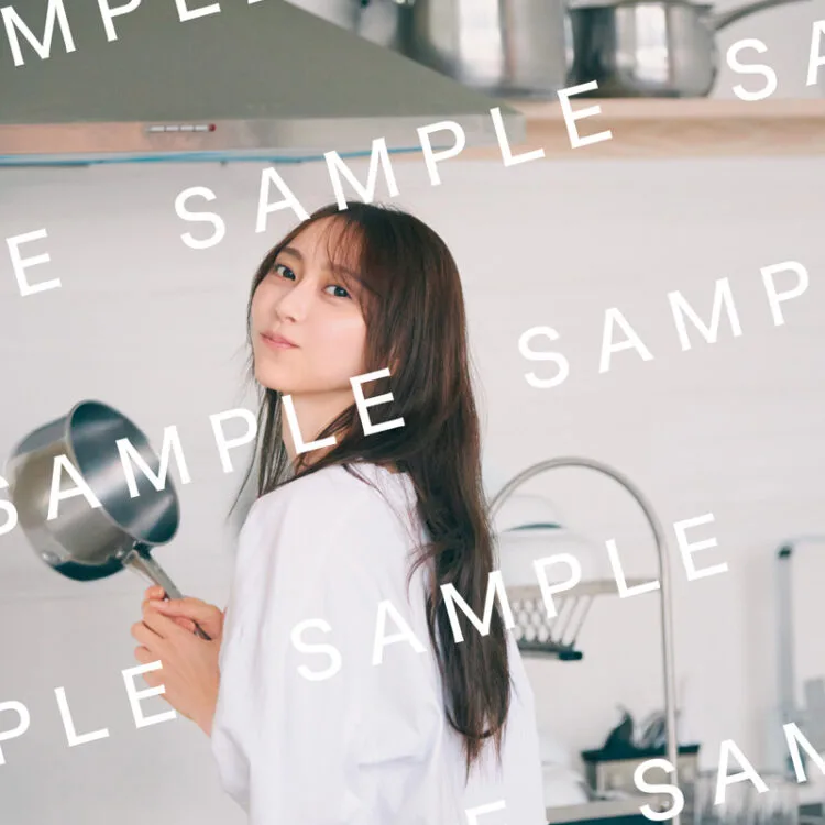 乃木坂46弓木奈於、Tシャツ＆パンツ姿で素の表情を 1st写真集『天使だったのか』封入特典第2弾解禁