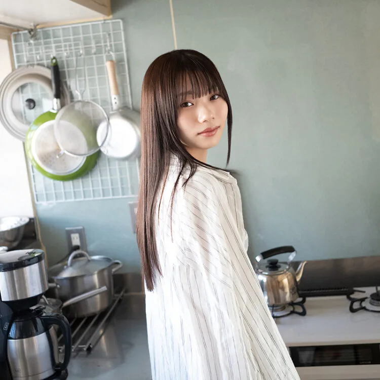 乃木坂46岡本姫奈、彼女感たっぷりのグラビアを！