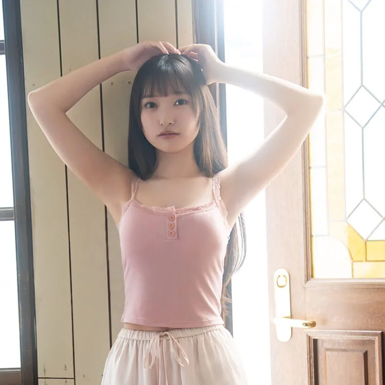 AKB48山﨑空、キュートなピンクキャミ姿と眩しい笑顔のアイドル王道グラビアでボム初ソロ登場！