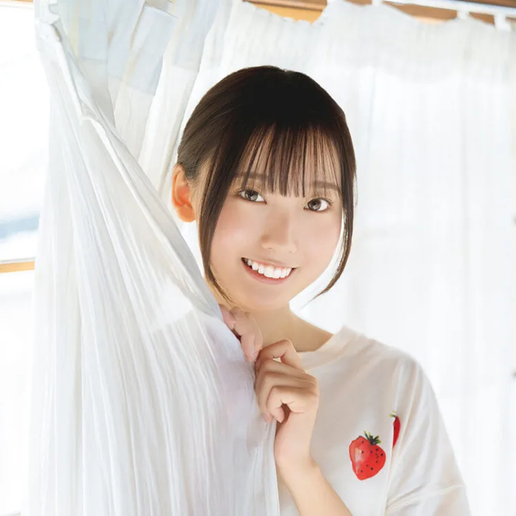 日向坂46大田美月、長い手脚とやわらか笑顔の18歳！BOMBメディア賞でソログラビア登場