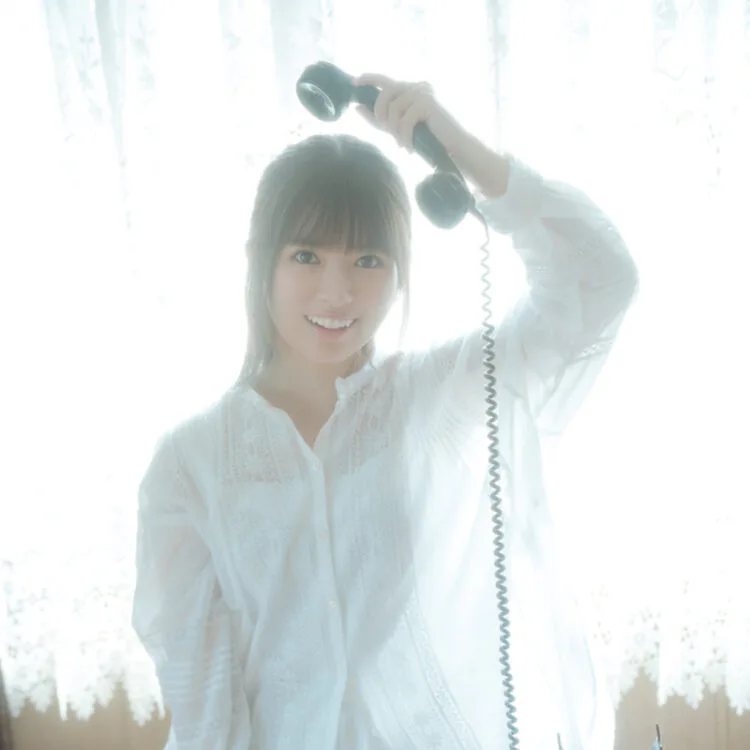 乃木坂46小川彩、無邪気な笑顔＆自然体な仕草など等身大の魅力あふれるソログラビア