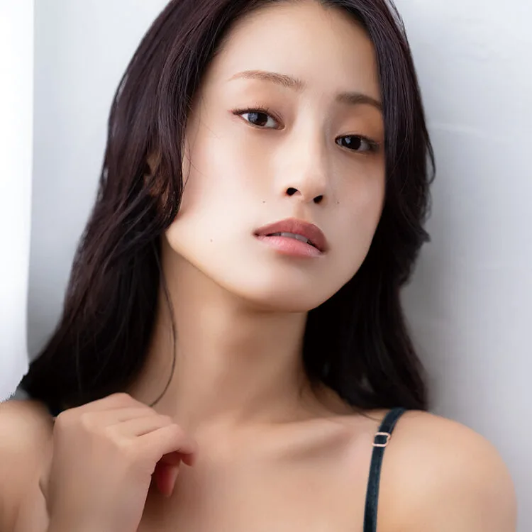 “令和のセクシーアイコン”澄田綾乃、限界突破の衝撃グラビアを披露！