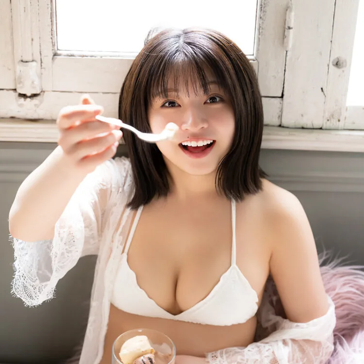 佐々木ほのか、二十歳の大人たわわビキニ姿で魅了する