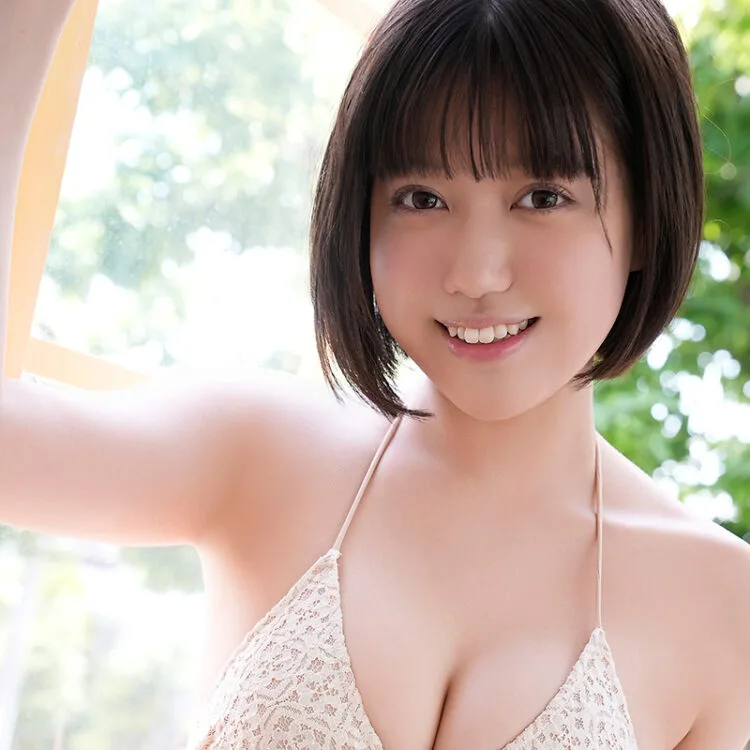 和泉芳怜、癒やしの笑顔と王道グラビア披露 久々のBOMB水着グラビアに登場