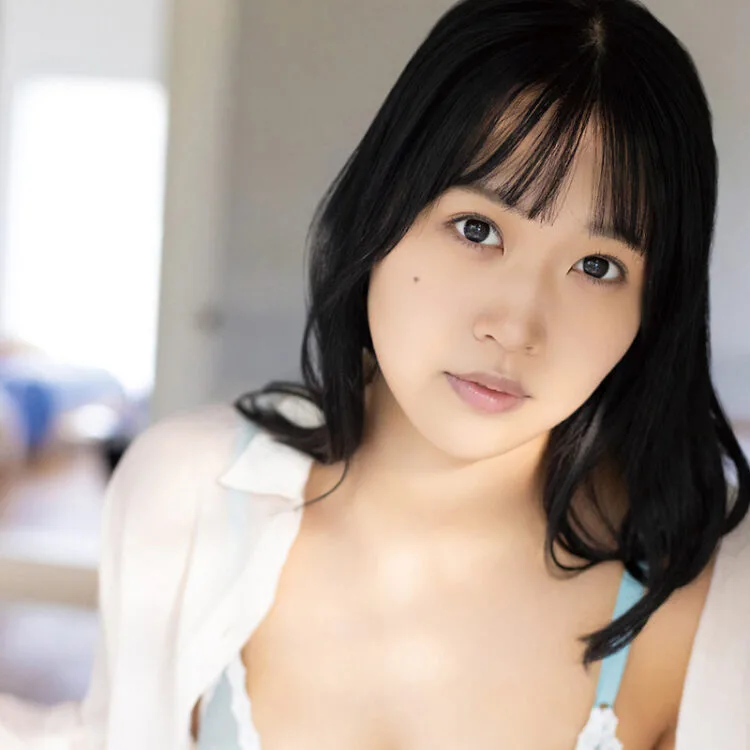 南みゆか、20歳を迎えさらに輝くグラビアで圧巻のスタイル披露
