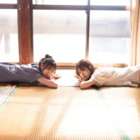 櫻坂46向井純葉＆村井優、満開の桜を背に笑顔あふれるペアグラビア披露！